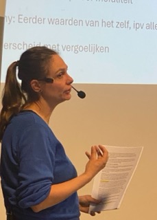 Els Van Peborgh in het Veltershof tijdens de lezing - Foto Stefaan Huysentruyt Els Van Peborgh in het Veltershof tijdens de lezing - Foto Stefaan Huysentruyt